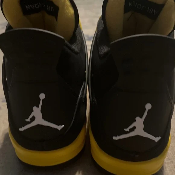 Air Jordan 4 ‘Thunder’